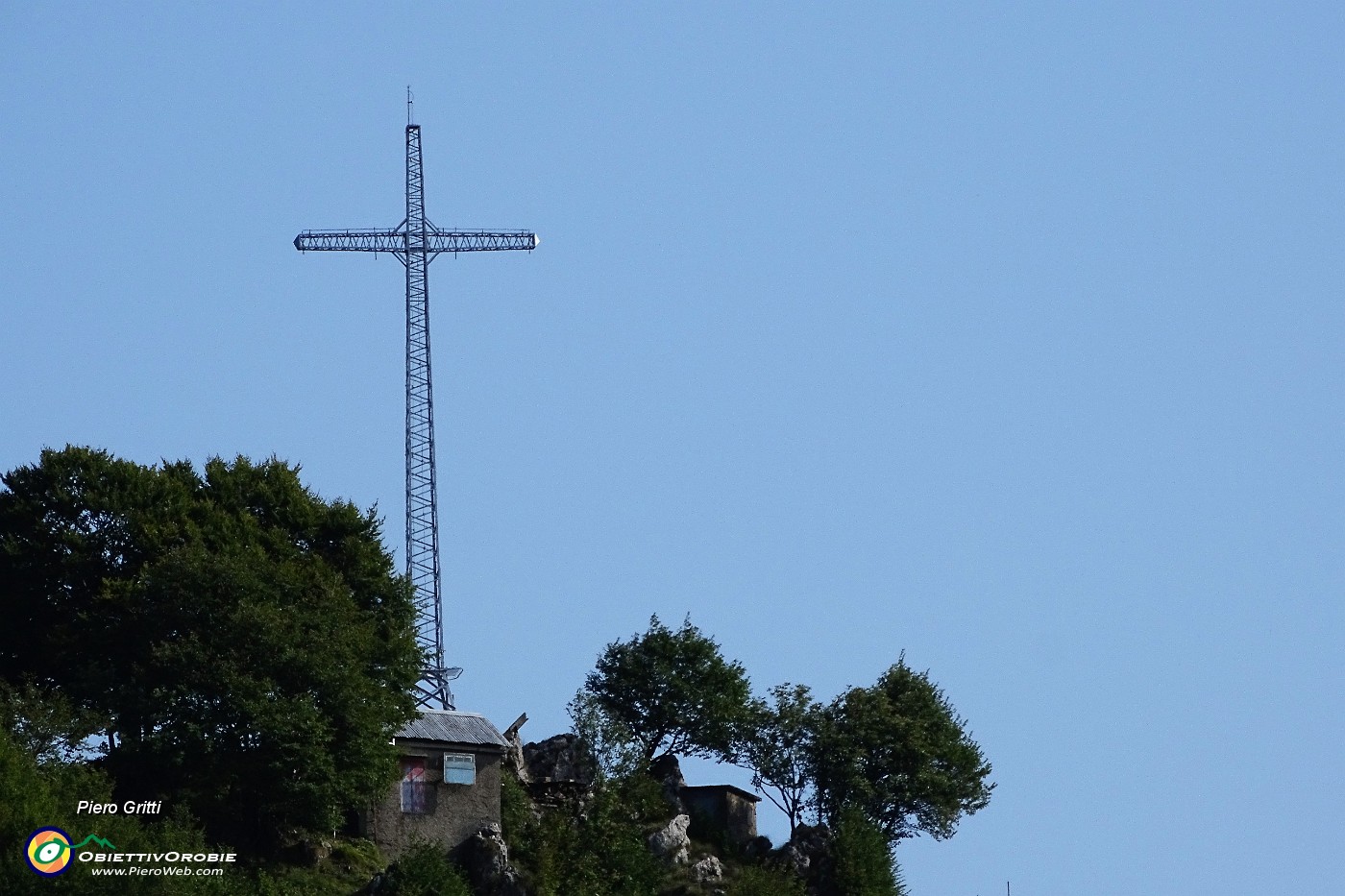 45 Dal Rifugio Monte Zucco zoom sulla croce dello Zucco.JPG